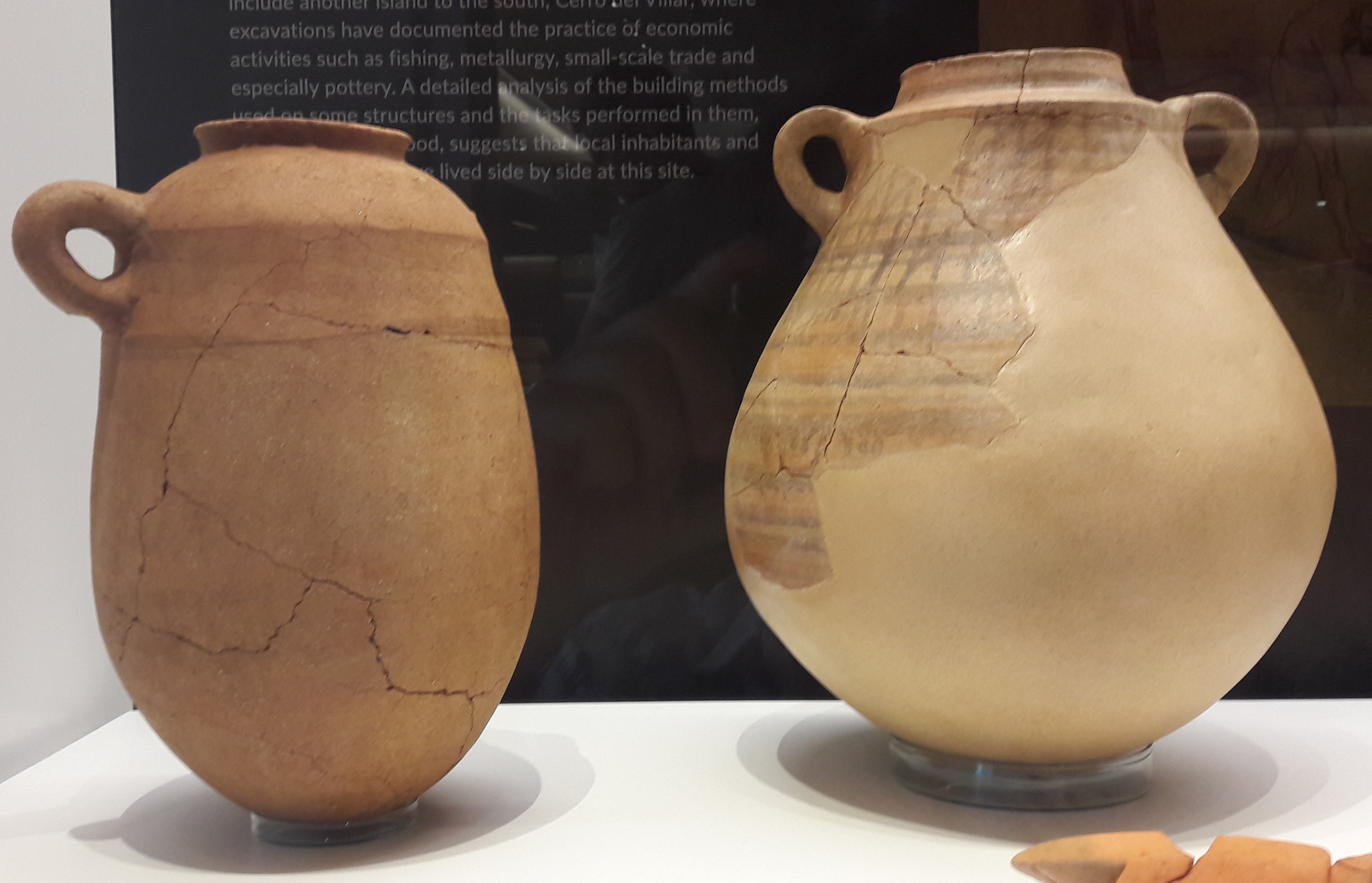 Zwei phönizische Tonamphoren in der Ausstellung des Museo de Málaga